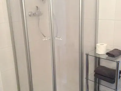 Badezimmer mit Dusche