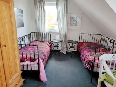 Schlafzimmer mit zwei Einzelbetten