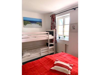 Schlafzimmer mit Doppelbett & Etagenbett