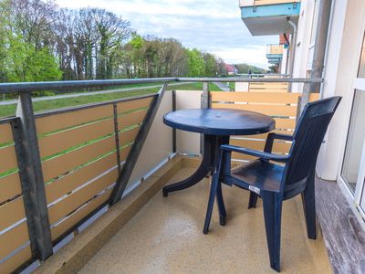 Balkon mit Tisch und Bestuhlung