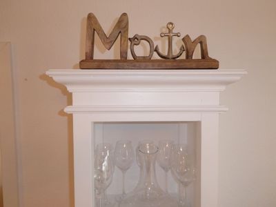 "MOIN" Dekoration auf dem Regal gefüllt mit Gläsern
