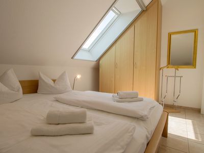 Schlafzimmer mit Kleiderschrank und Doppelbett
