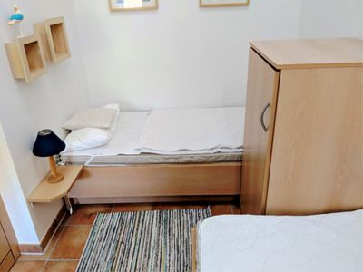 Schlafzimmer mit zwei Einzelbetten und Kleiderschrank