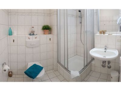 Badezimmer mit Dusche, WC und Waschbecken