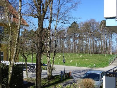 Blick vom Balkon auf die Deichpromenade