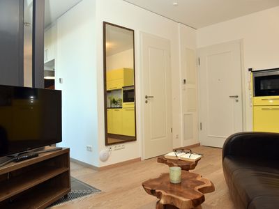 Wohnbereich mit Sofa, Sideboard und TV