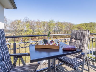 Balkon mit Tisch und Bestuhlung