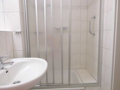 Badezimmer mit Dusche