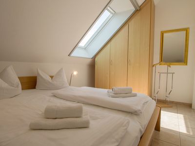 Schlafzimmer mit Doppelbett