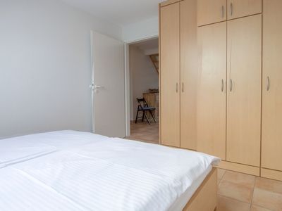 Schlafzimmer mit Doppelbett und Kleiderschrank