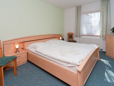 Schlafzimmer mit Doppelbett