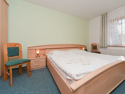 Schlafzimmer mit Doppelbett