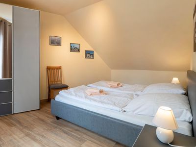 Schlafzimmer mit Doppelbett