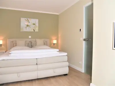 Schlafzimmer mit Doppelbett