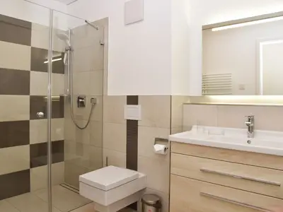 Badezimmer mit Dusche