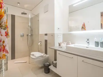 Badezimmer mit Dusche