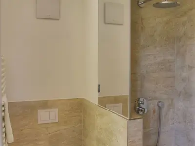 Badezimmer mit Dusche