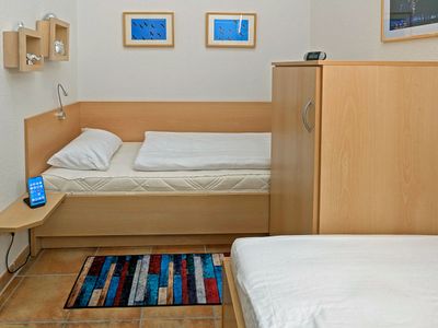 Schlafzimmer mit zwei Einzelbetten