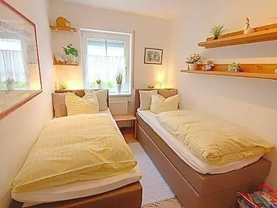 Schlafbereich. 2 x 90x200 cm Boxspringbetten, Fernseher