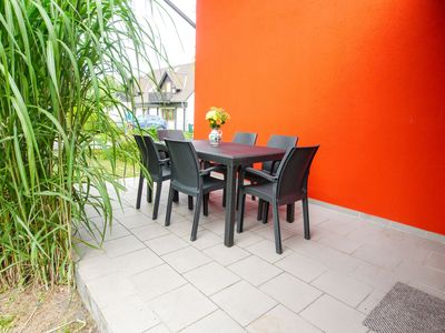 Terrasse mit Tisch und Bestuhlung