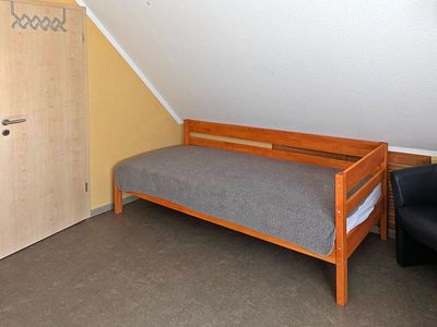 Schlafzimmer mit Doppelbett und Einzelbett