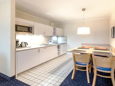 Ferienwohnung Deichblick Aparthotel Zingst - Küchenzeile mit Essbereich