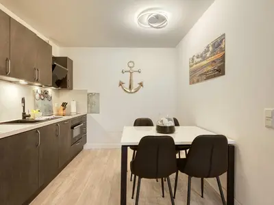 Ferienwohnung Ostseeschatz Aparthotel Zingst - Küchenzeile mit Esstisch