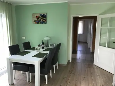 Gemütlicher Essplatz im Wohnzimmer