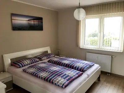 Schlafzimmer mit großem Doppelbett