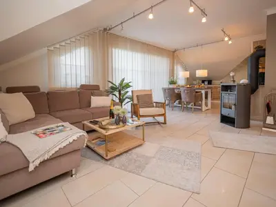 Wohnzimmer mit Sitzecke und Kamin