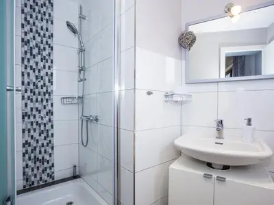 Modernes Bad mit Dusche