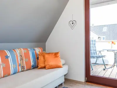 Wohnzimmer mit Zugang zum Balkon