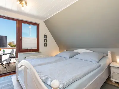 Schlafzimmer mit Zugang zum Balkon