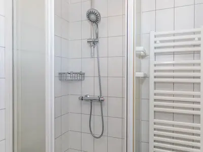 Modernes Bad mit Dusche