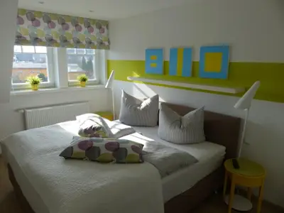 1. Schlafzimmer mit komfortablem Boxspringbett