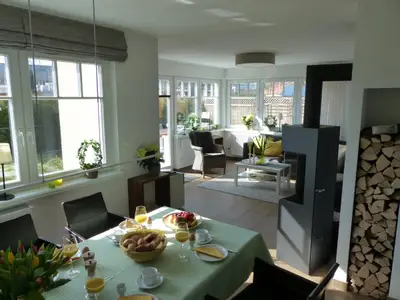Wohnzimmer mit Kamin und Essbereich