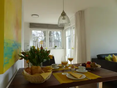 Essbereich mit Zugang zur Terrasse
