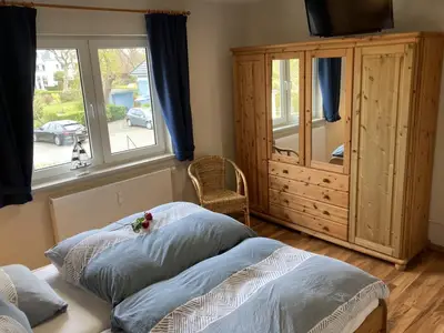 Schlafzimmer mit großem Schrank