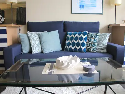 Gemütliches Sofa im Wohnzimmer