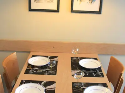 Gedeckter Tisch im Essbereich