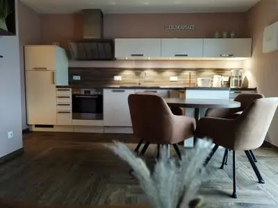 Moderne Einbauküche mit Essplatz
