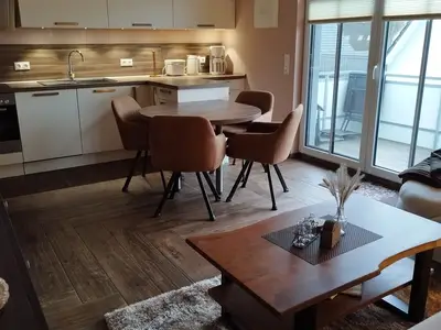 Moderne Einbauküche mit Essbereich