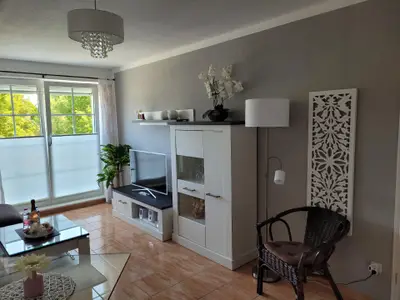 Wohnzimmer mit 42 Zoll LED TV und Aussenrollo