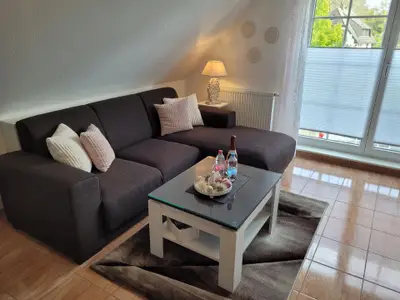 Wohnzimmer gemütliche Sitzecke und Aussenrollo