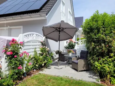 Terrasse im Garten mit großen verstellbaren Gartensesseln