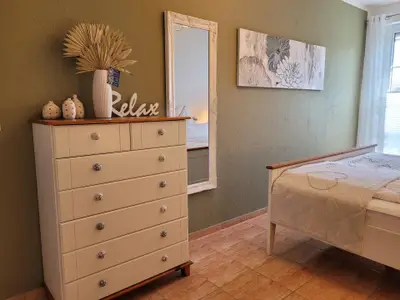 Schlafzimmer Kommode + Ganzkörperspiegel und Aussenrollo