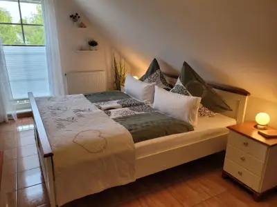 Schlafzimmer  Bett 1.80x2m  Kopfkissen 80x80+40x80 und Aussenrollo