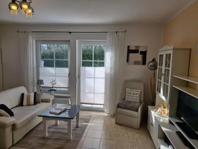 Wohnzimmer Sofa + Massagesessel mit Terrasse und Aussenrollo