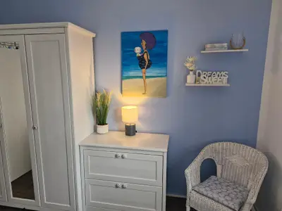 Schlafzimmer Kleiderschrank + Kommode und Aussenrollo