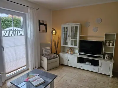 Wohnzimmer mit Terrasse und Aussenrollo